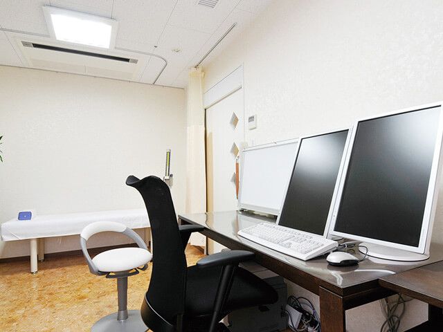 機能訓練室の風景 機能訓練室 快適なチェアとパソコンを備えた機能訓練室です。明るい室内で集中しやすい環境になっています。