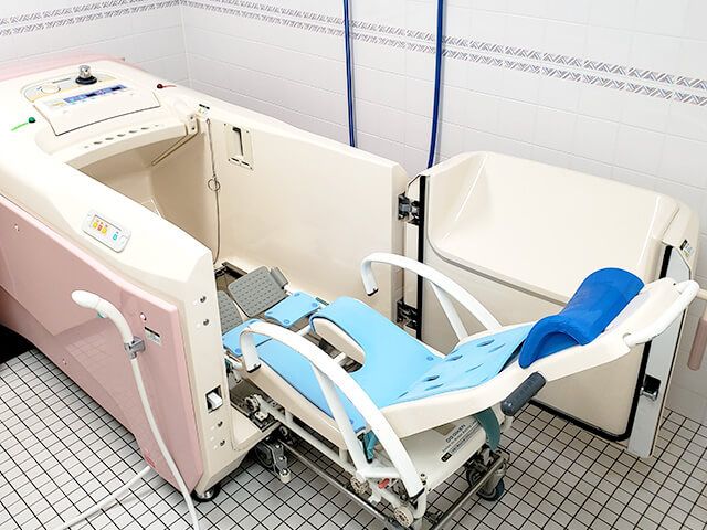 機能的な浴室 浴室 介護入浴用の設備が整っています。使いやすさを重視した設計で、サポートをスムーズに行えます。