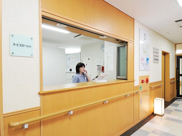 受付の様子 フロント フロントにてスタッフが対応中です。居心地の良い環境作りに努めています。