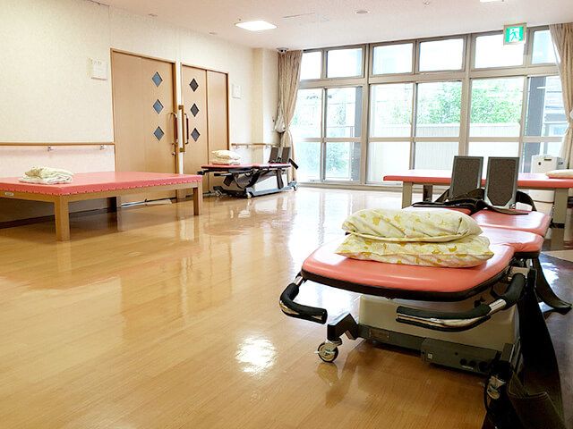 機能訓練室 機能訓練室 広々とした空間で、リハビリ用の設備が整っています。明るい自然光が差し込み、開放的な雰囲気です。