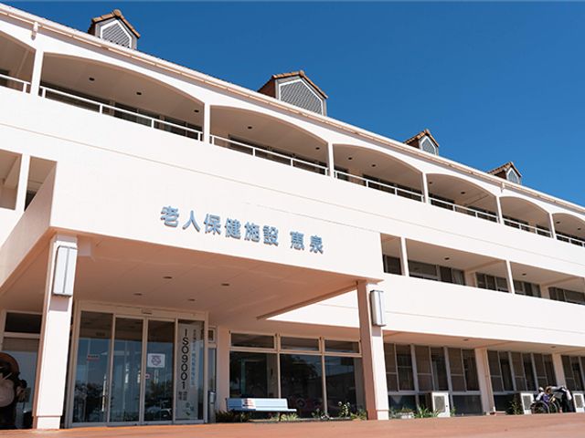 エントランス外観 外観 広々とした開放感のある建物で、快適な環境が整っています。青空の下に佇む落ち着いた印象です。