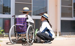 外で談笑する人々