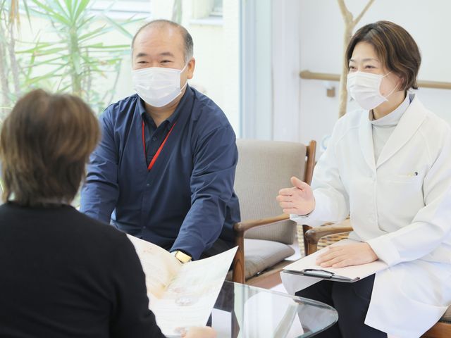 相談をするスタッフと利用者のラウンジ ラウンジ 自然光が差し込むラウンジで、スタッフが親身に相談を受けています。お仕事の場として快適です。