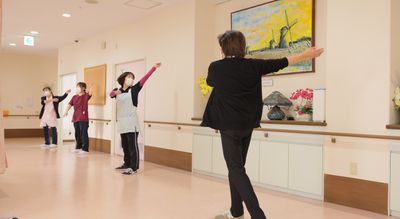 運動を楽しむ人たちの廊下