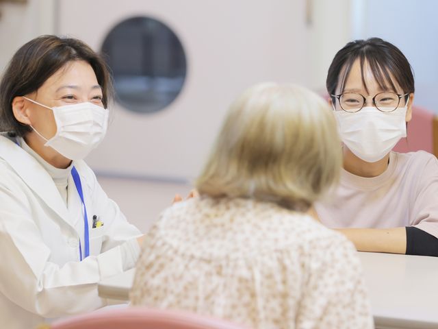 笑顔の交流がある空間 ラウンジ スタッフと入居者が和やかに会話を楽しむ場です。リラックスした雰囲気が漂っています。