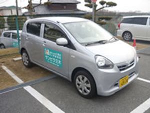 駐車場に停まる車