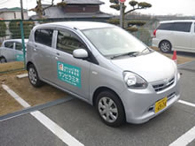 駐車場に停まる車