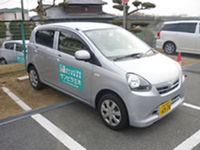 駐車場に停まる車