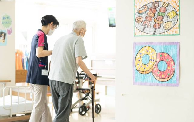 手助けを受ける入居者の居室  