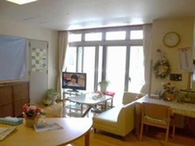 自然光が入るリビング リビング 自然光が差し込む明るいスペースで、入居者の方々がリラックスできる工夫がされています。
