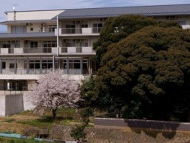 桜咲く施設外観 外観 自然に囲まれた立地の建物です。季節ごとの美しい景色が楽しめる環境が整っています。