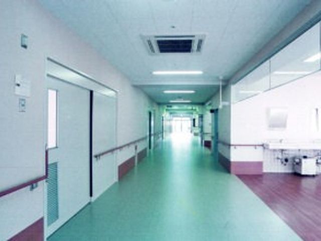 幅広い通路の廊下 廊下 広々とした廊下は手すり付きで安全に配慮されています。自然光が明るく差し込む空間です。