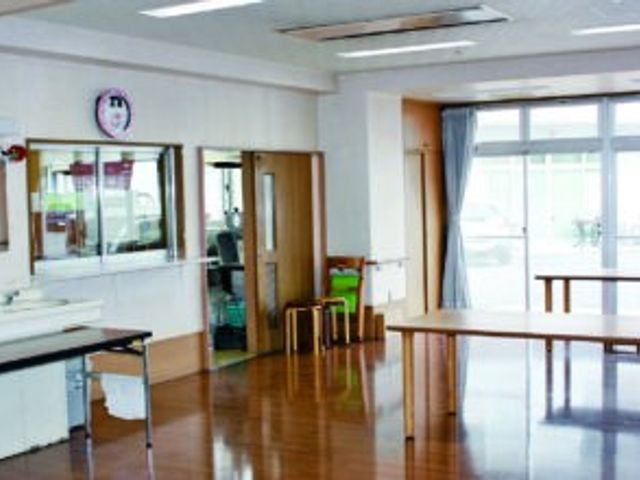 自然光が入る共有スペース ラウンジ   広々とした明るい空間は、自然光が差し込んで心地よい環境です。リラックスして過ごせます。