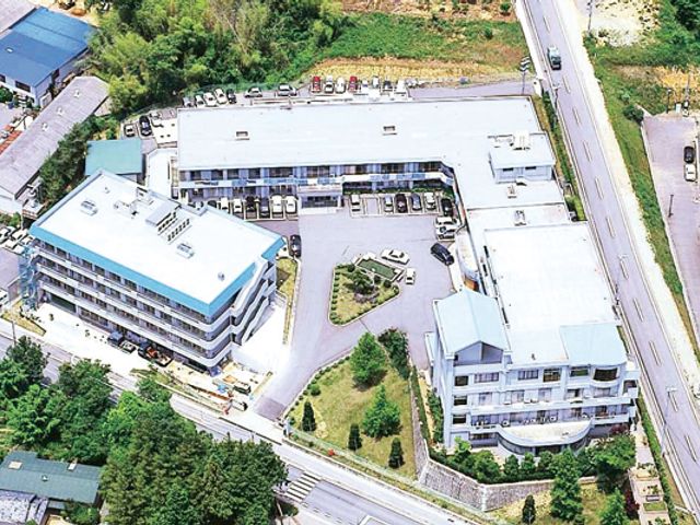 郊外の施設外観 外観 広々とした敷地に建つ施設です。周囲の自然を感じながら、快適に過ごせる環境が整っています。