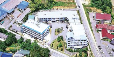 郊外の施設外観