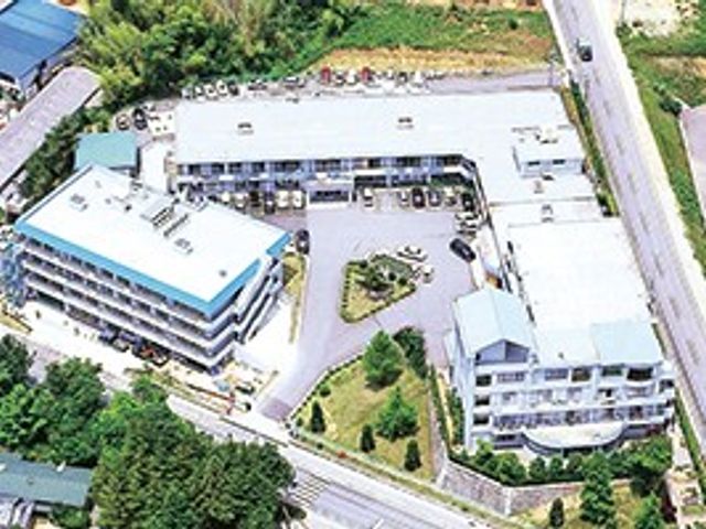 施設全景の外観 外観   建物と駐車スペース、緑のある敷地が見える落ち着いた外観です。就業先の雰囲気をつかみやすい一枚です。
