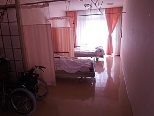居室のベッドと車椅子  