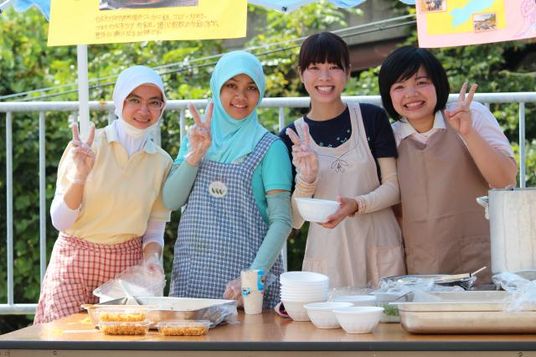 笑顔で食事を提供するスタッフ