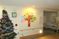 クリスマス装飾のある廊下