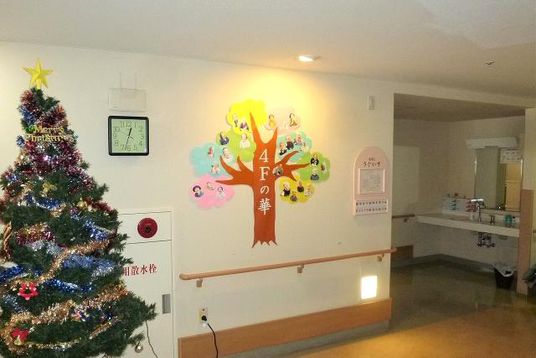 クリスマス装飾のある廊下