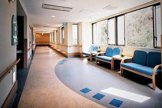 日差しが差し込む廊下