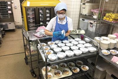 スタッフが料理を準備中のキッチン