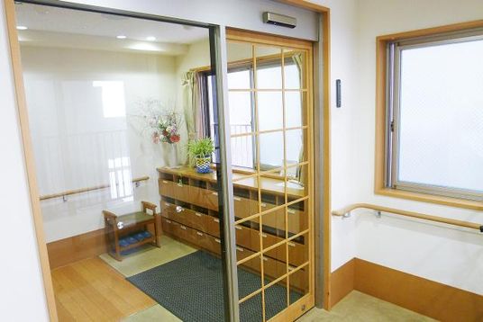 和の雰囲気漂うエントランス