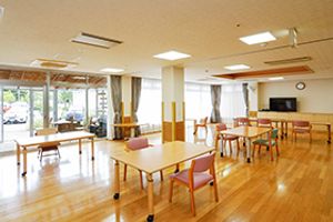 光が差し込むダイニング