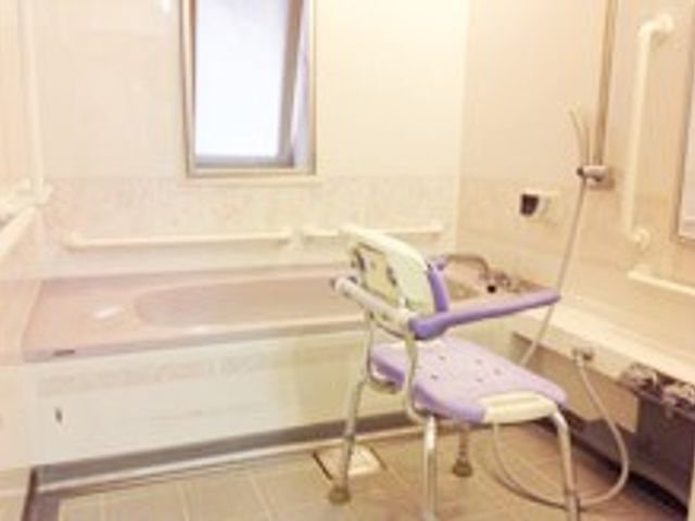 機能的な浴室 浴室 明るい浴室には必要な設備が整っています。介助しやすい設計ですので、安心して利用できます。