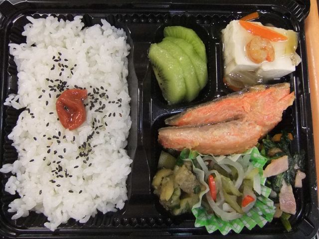 彩り豊かなお弁当 食事 栄養バランスを考えた美味しそうなお弁当です。健康的な食生活を支える食事の一例をご覧ください。