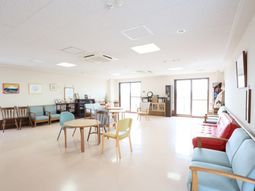 明るい共有リビングの様子