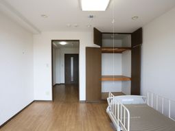 居室の内装とベッド