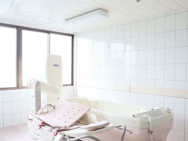 清潔な浴室設備 特殊浴室 足腰のサポートに配慮した介助用浴槽が設えられ、安心してご利用いただける環境が整っています。充実した設備で快適な支援を提供します。