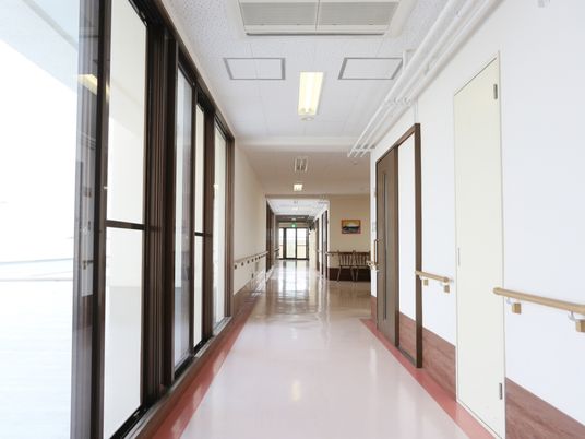 明るく広々とした廊下