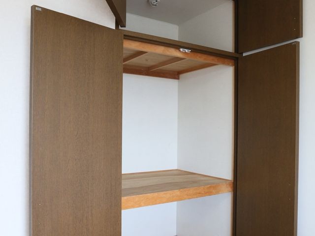 開閉可能な棚と引出し 収納 十分な収納スペースが確保されたクローゼットです。荷物の整理整頓に便利で、清潔でこざっぱりとした生活が送れます。