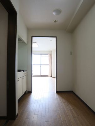明るい室内の角部屋
