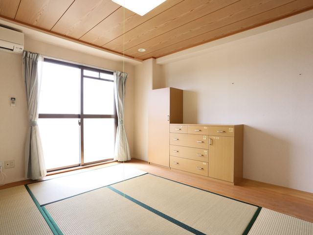 和室の居室内観 居室 広々とした和室です。明るい窓からは日の光が差し込み、落ち着いた時間を過ごせます。