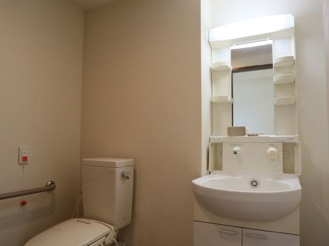 バリアフリートイレ トイレ 清潔感のあるトイレは手すりが完備され、安全にご利用いただけます。周辺は畳のような落ち着いた色合いで統一されています。