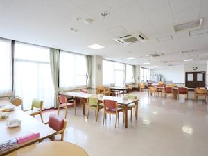 採光豊かな食堂の空間