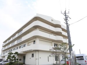 白い建物のエントランス