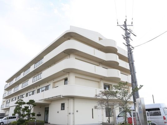 白い建物のエントランス