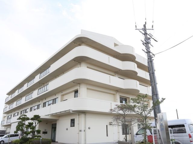 白い建物のエントランス 外観 清潔感あふれる外観のエントランスは、安心感を与え、来訪者を温かく迎え入れます。