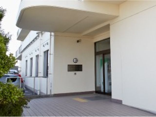 施設の玄関外観 外観   白い外壁と広いひさしが印象的な建物です。出入りしやすそうな落ち着いた玄関まわりになっています。