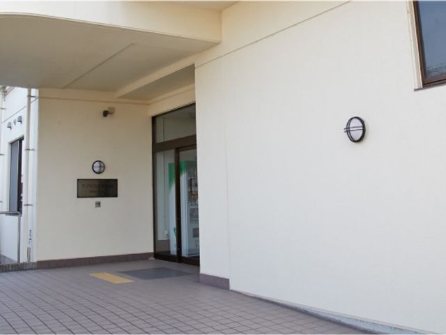 建物の出入口外観 外観   白い壁とシンプルな出入口が印象的です。ゆとりのある通路で、出入りしやすい雰囲気が伝わります。