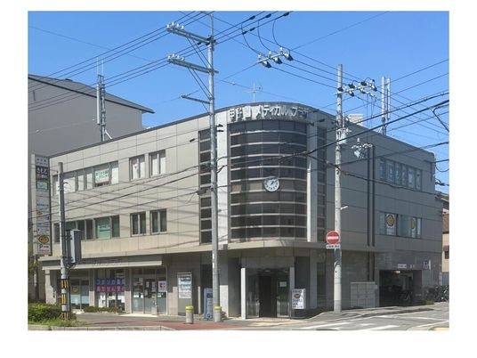街角の建物外観  