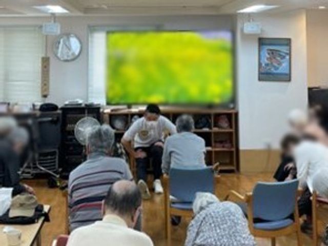 皆が集うリビング リビング 明るい空間で、多くの方が談笑しています。和やかな雰囲気で仕事環境も充実しています。