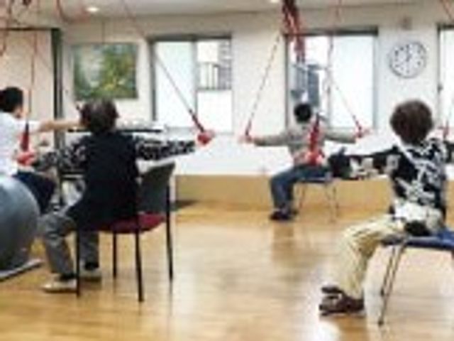 運動ができる空間 機能訓練室 多目的なエリアで、ご利用者様がリハビリを行う環境が整っています。温かみのある木の床材が使用されています。