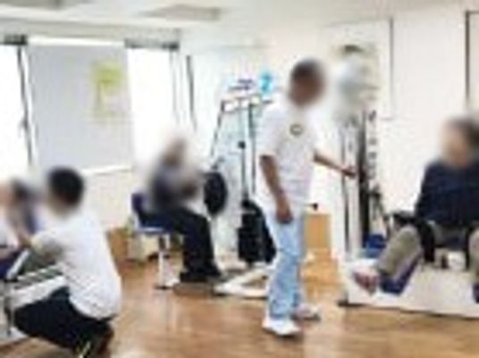 訓練機器を使う人々