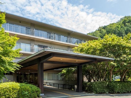 緑に囲まれた建物外観  