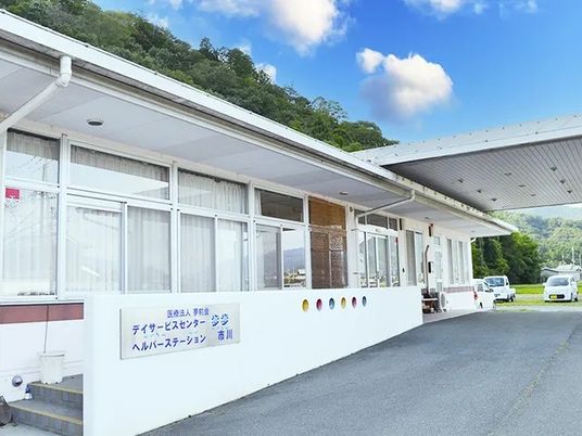 明るい外観の建物  